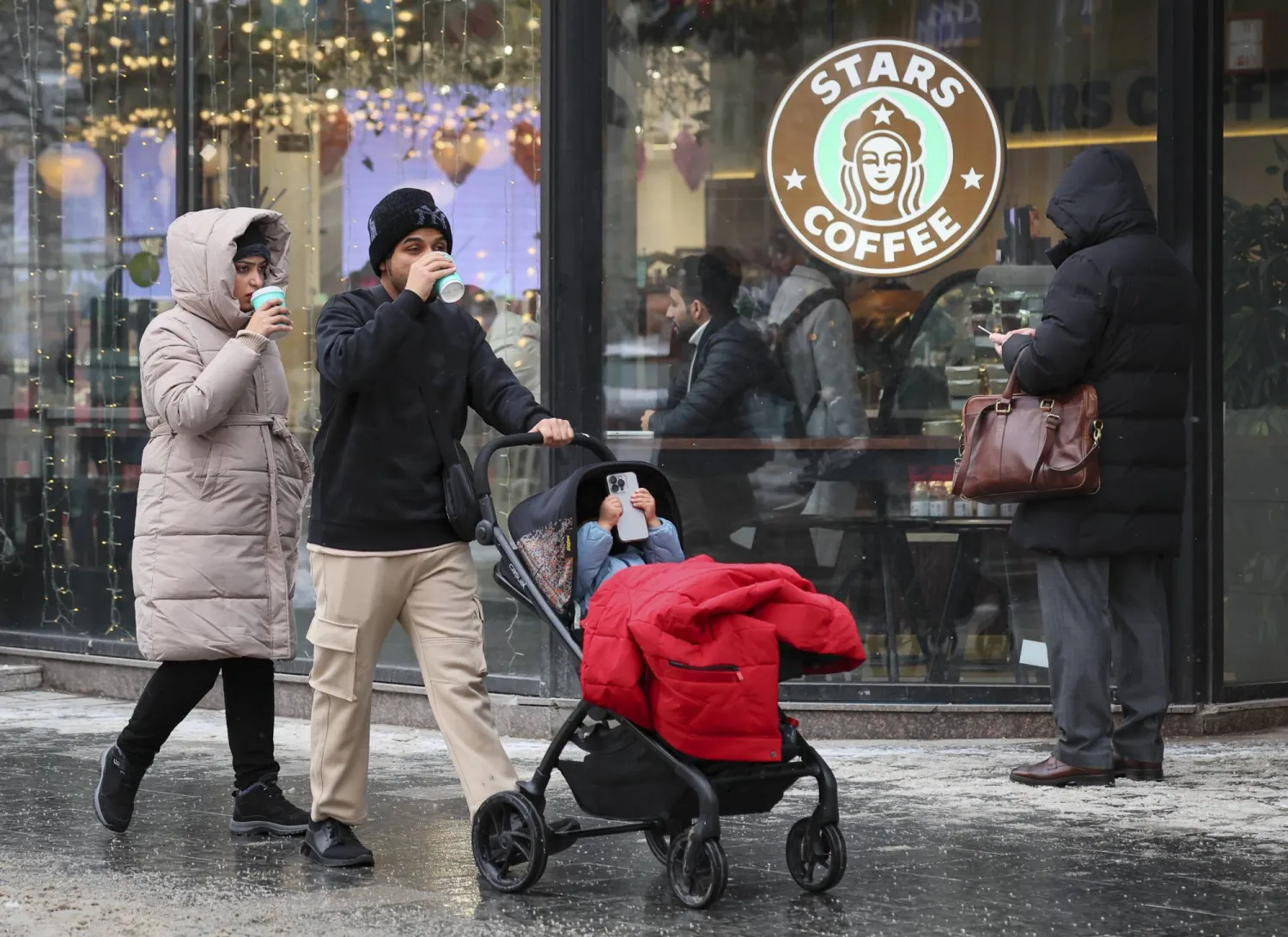 أشخاص يمرون أمام مقهى «ستارز كوفي» وهي سلسلة افتتحت كبديل لـ «ستاربكس» في موسكو (إ.ب.أ)
