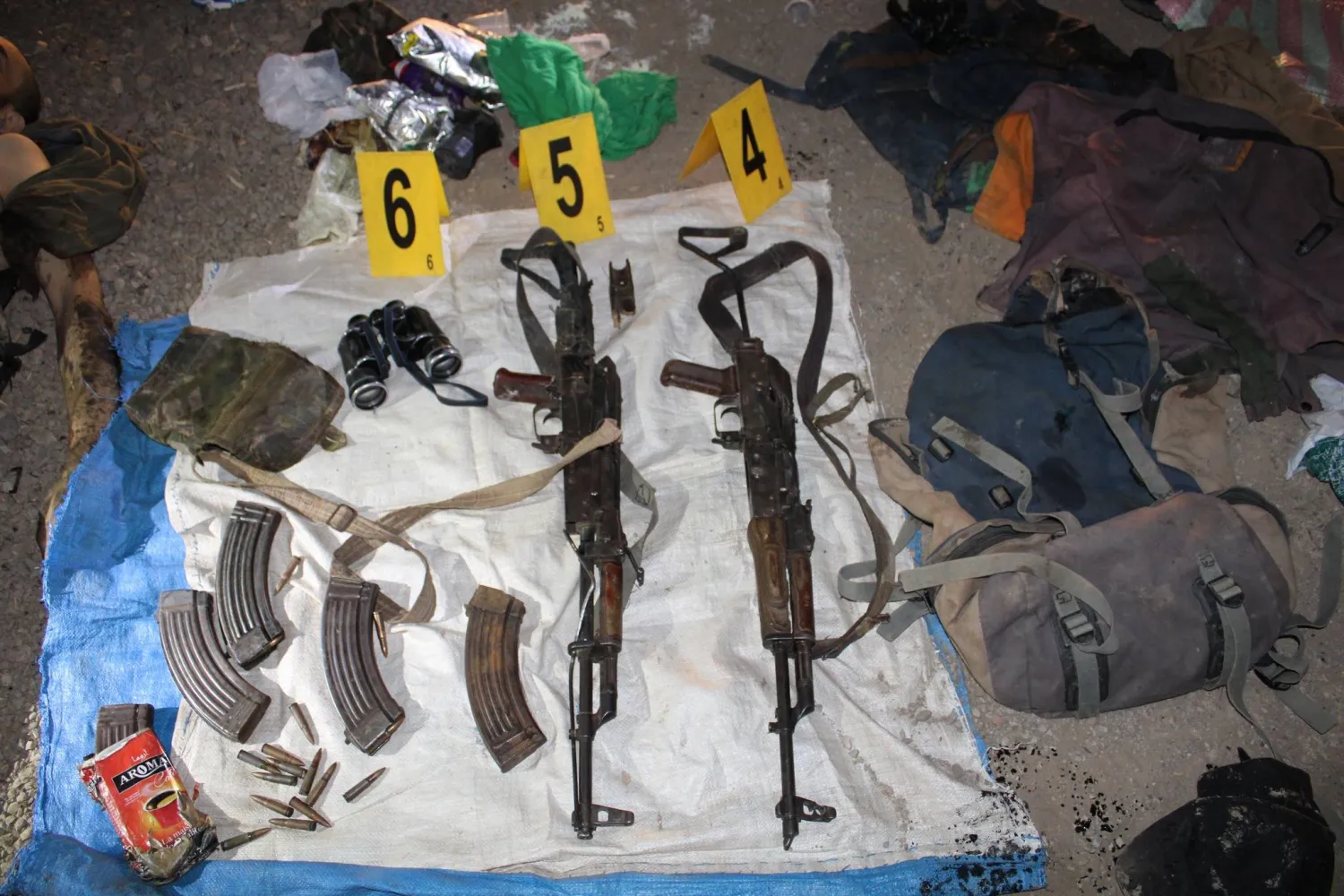 أغراض مسلحين صادرها الجيش الجزائري في عملية أمنية (أرشيفية - وزارة الدفاع)