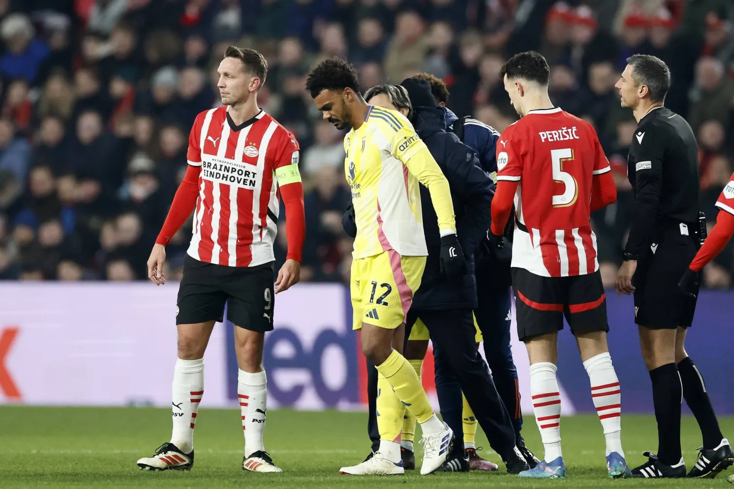 ريناتو فيغا يغادر ملعب فيليبس مصاباً (إ.ب.أ)