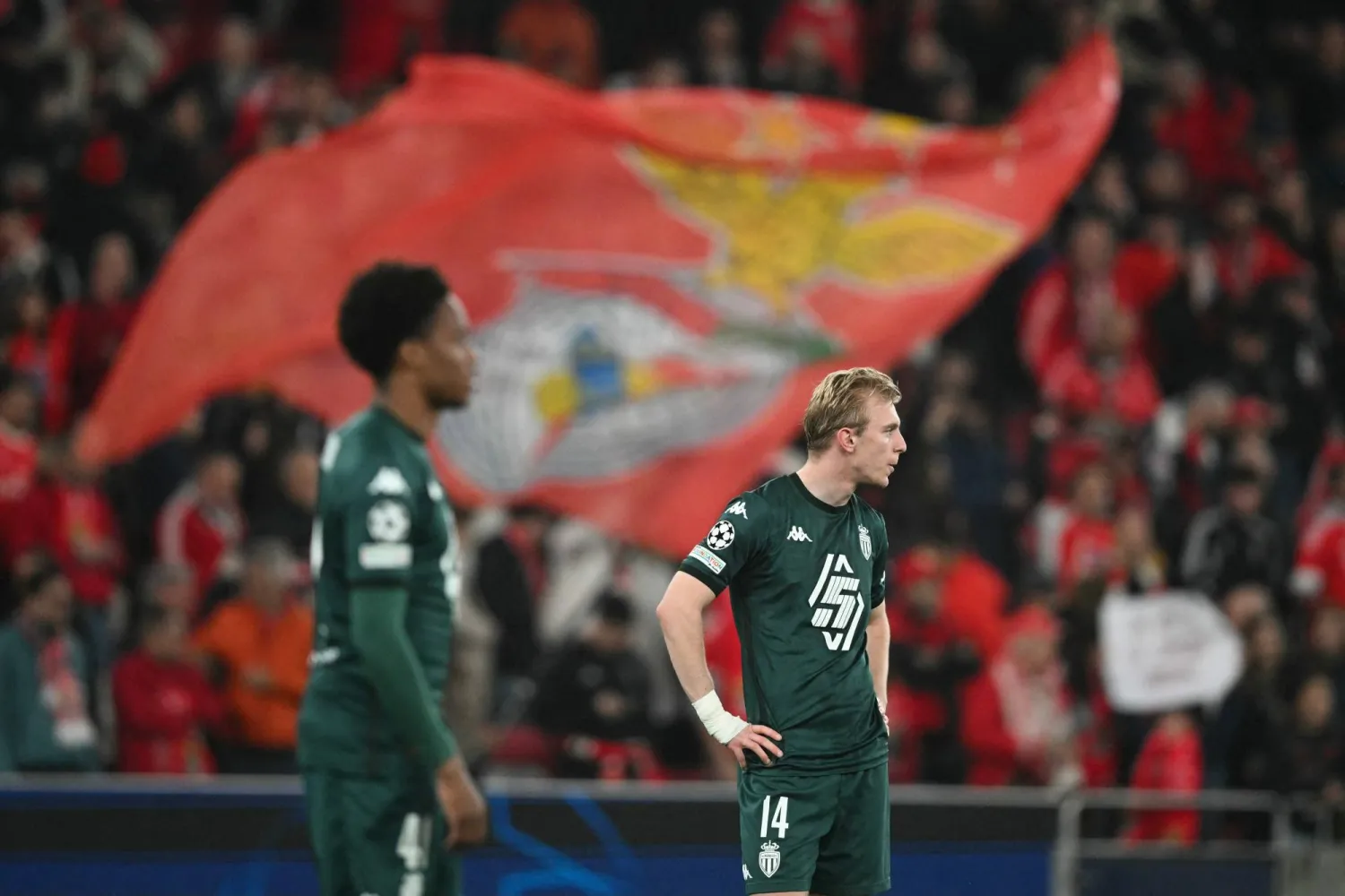 حسرة لاعبي موناكو بعد توديع دوري الأبطال على يد بنفيكا (أ.ف.ب)