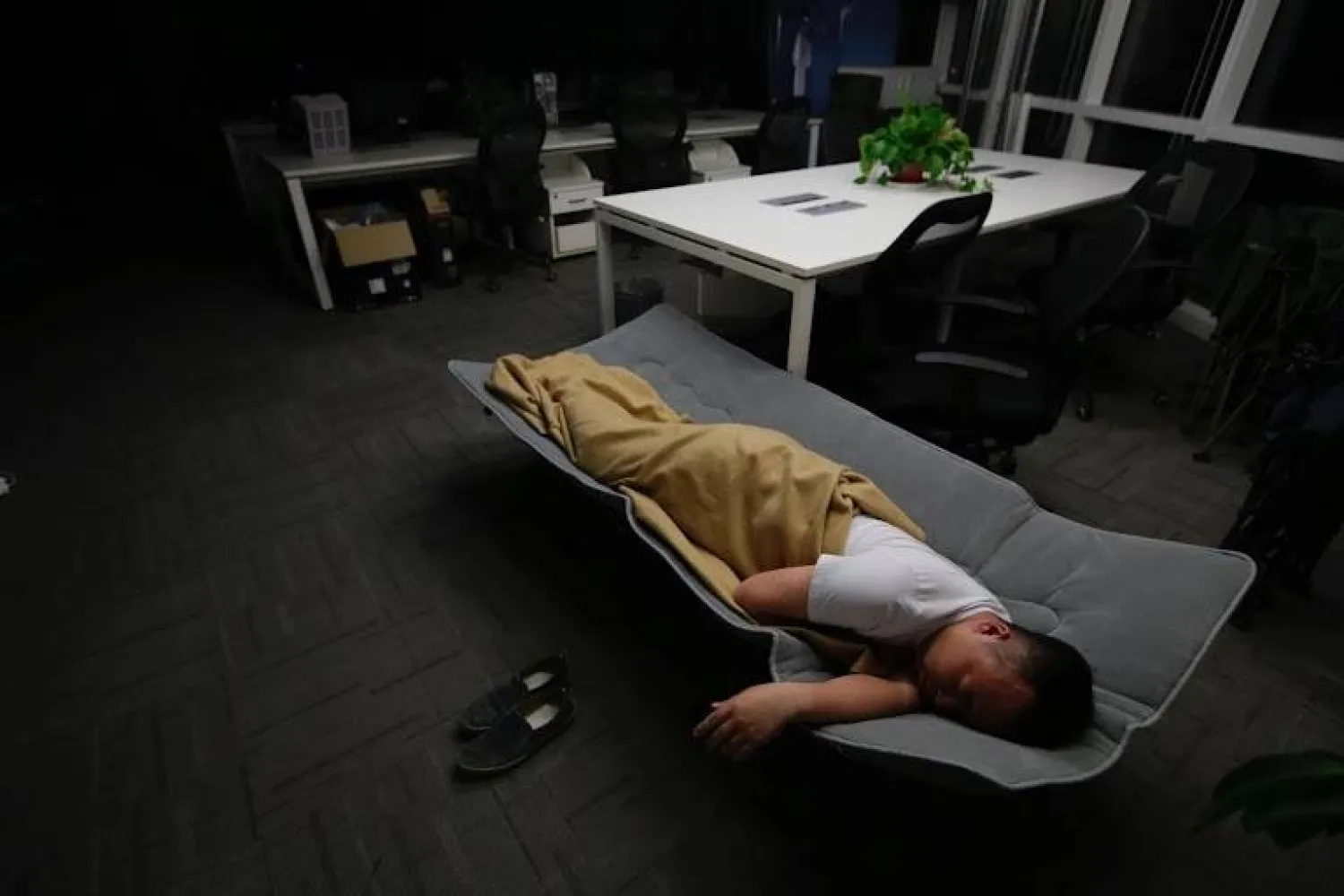 الانشغال المستمر والضغط للقيام دائماً بشيء منتج ومفيد ظاهرياً أمران مرهقان ويأتيان بتكلفة (رويترز)