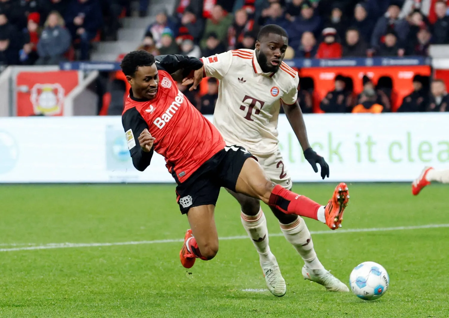 ناثان تيلا (يسار) قد يغيب عن صفوف ليفركوزن (رويترز)