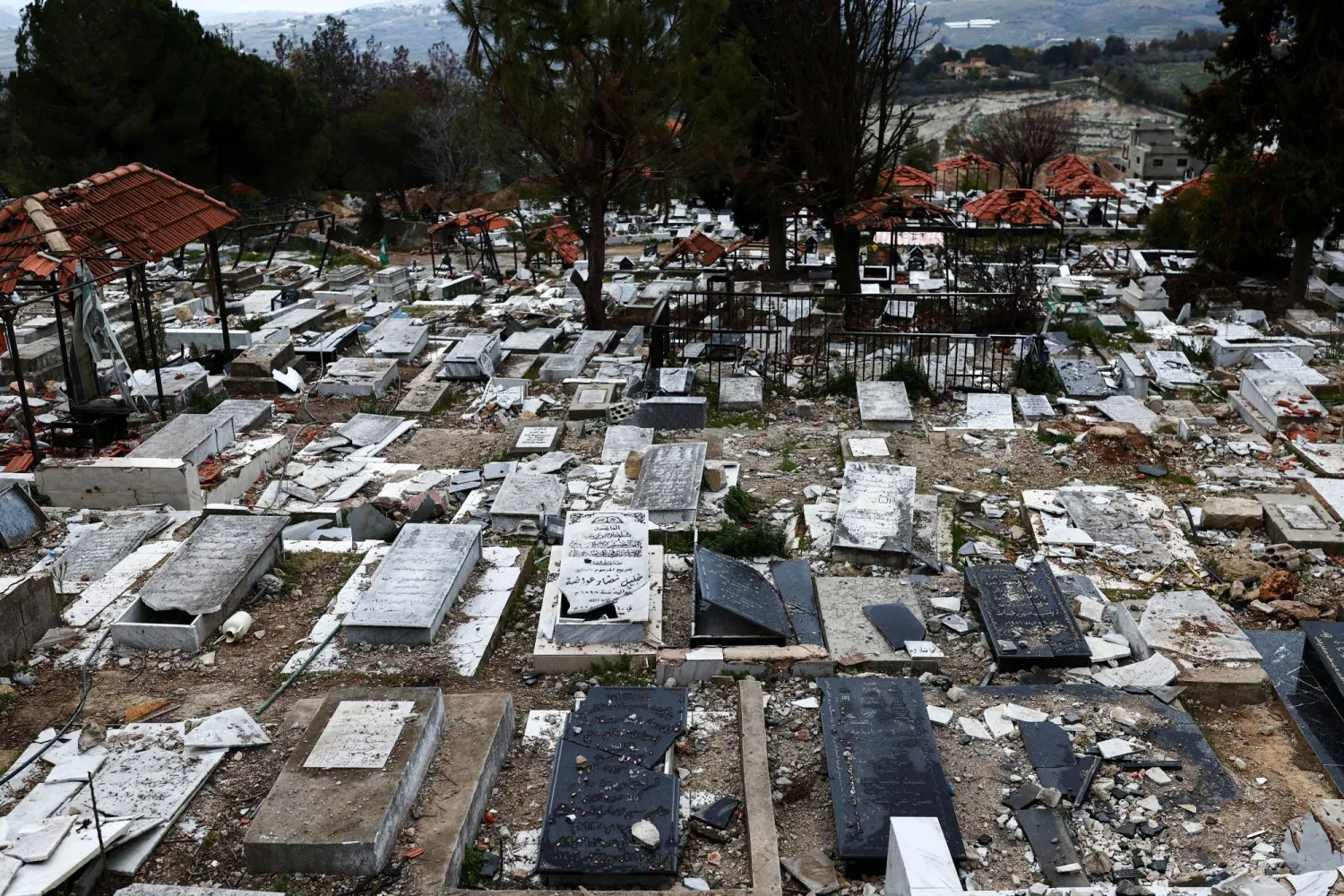 مقبرة مدمرة في بلدة الخيام عند الحدود الجنوبية نتيجة القصف الإسرائيلي (رويترز)