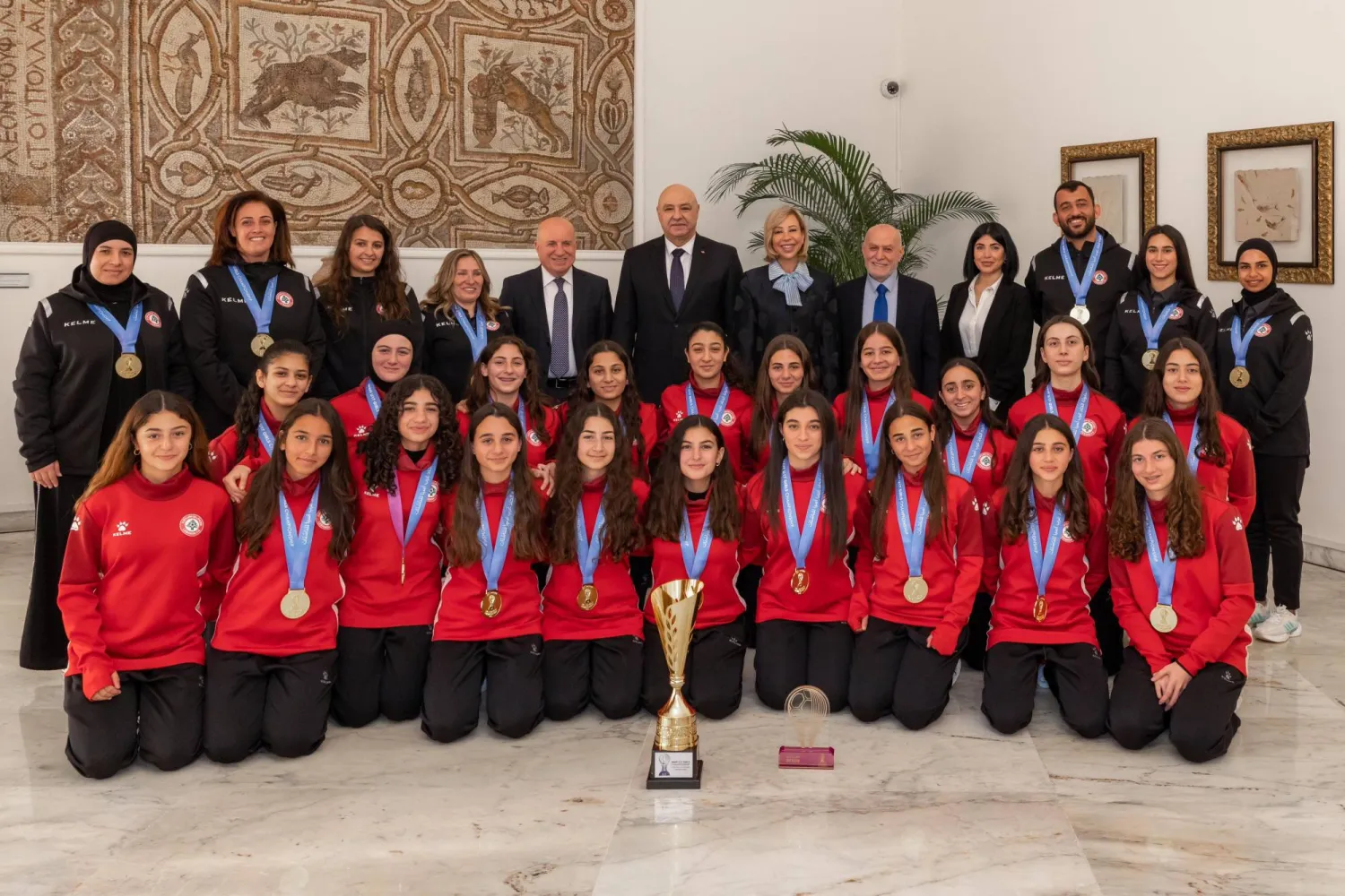 احتفالية الرئيس اللبناني بمنتخب بلاده للناشئات (ديوان الرئاسة اللبناني)