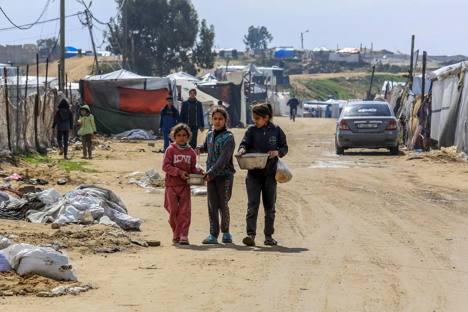 أطفال فلسطينيون في مواصي خان يونس الجمعة (د.ب.أ)