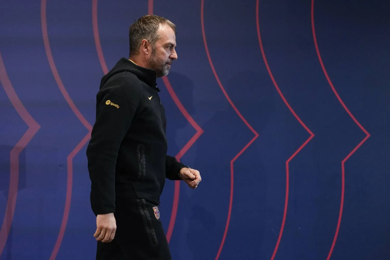 هانز فليك مدرب برشلونة يطالب بحماية الحكام (إ.ب.أ)