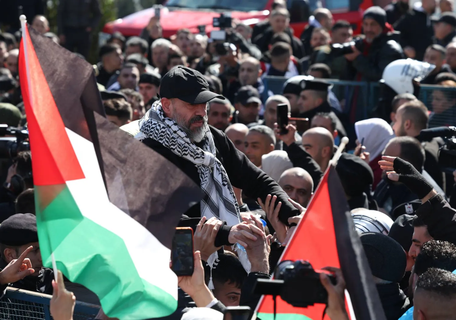 حشد فلسطيني في رام الله يرحّب بمعتقل تمّ إطلاق سراحه من قِبل إسرائيل يوم 15 فبراير 2025 (إ.ب.أ)