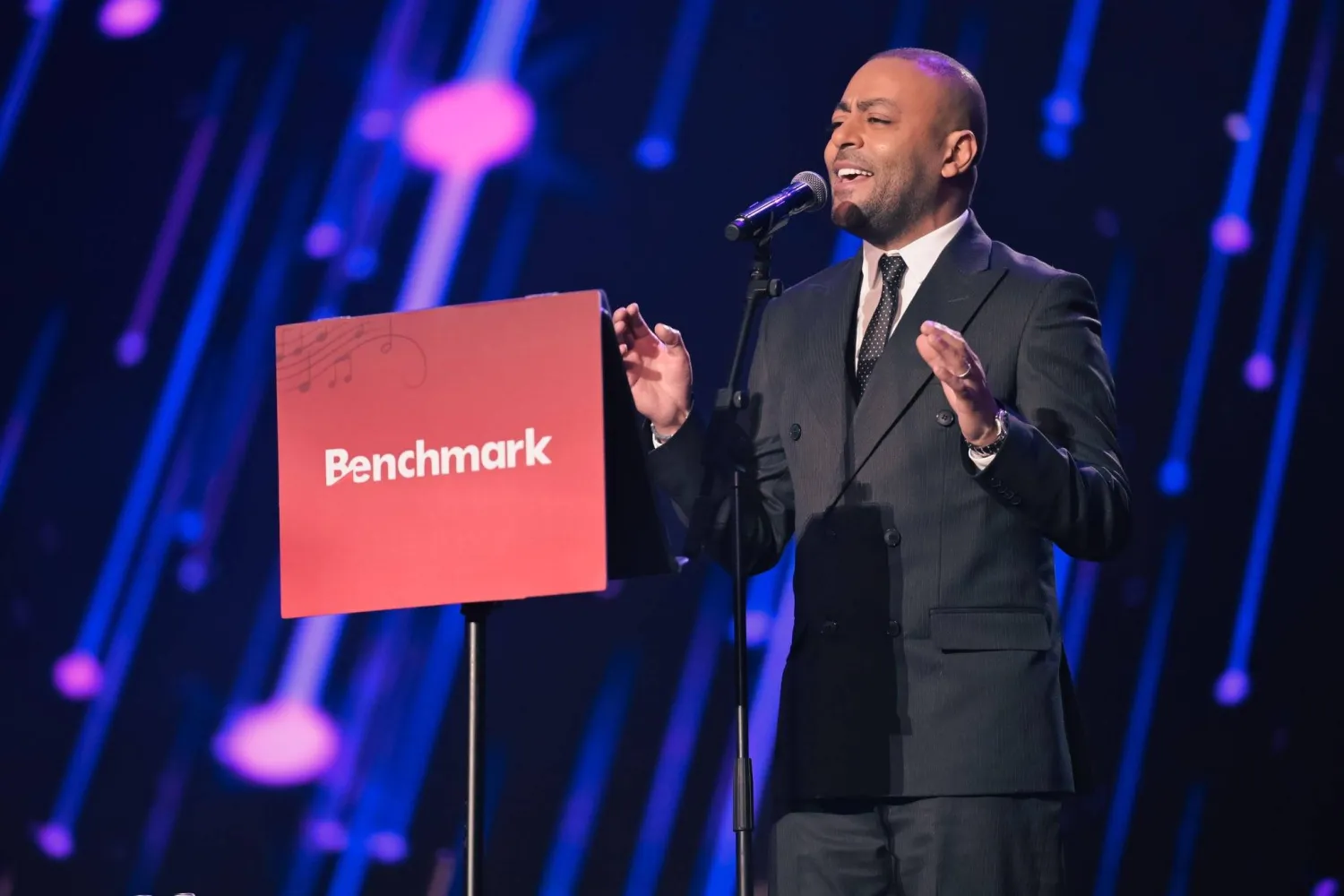 تامر عاشور لفت الانتباه بحفله في موسم الرياض (بنش مارك)