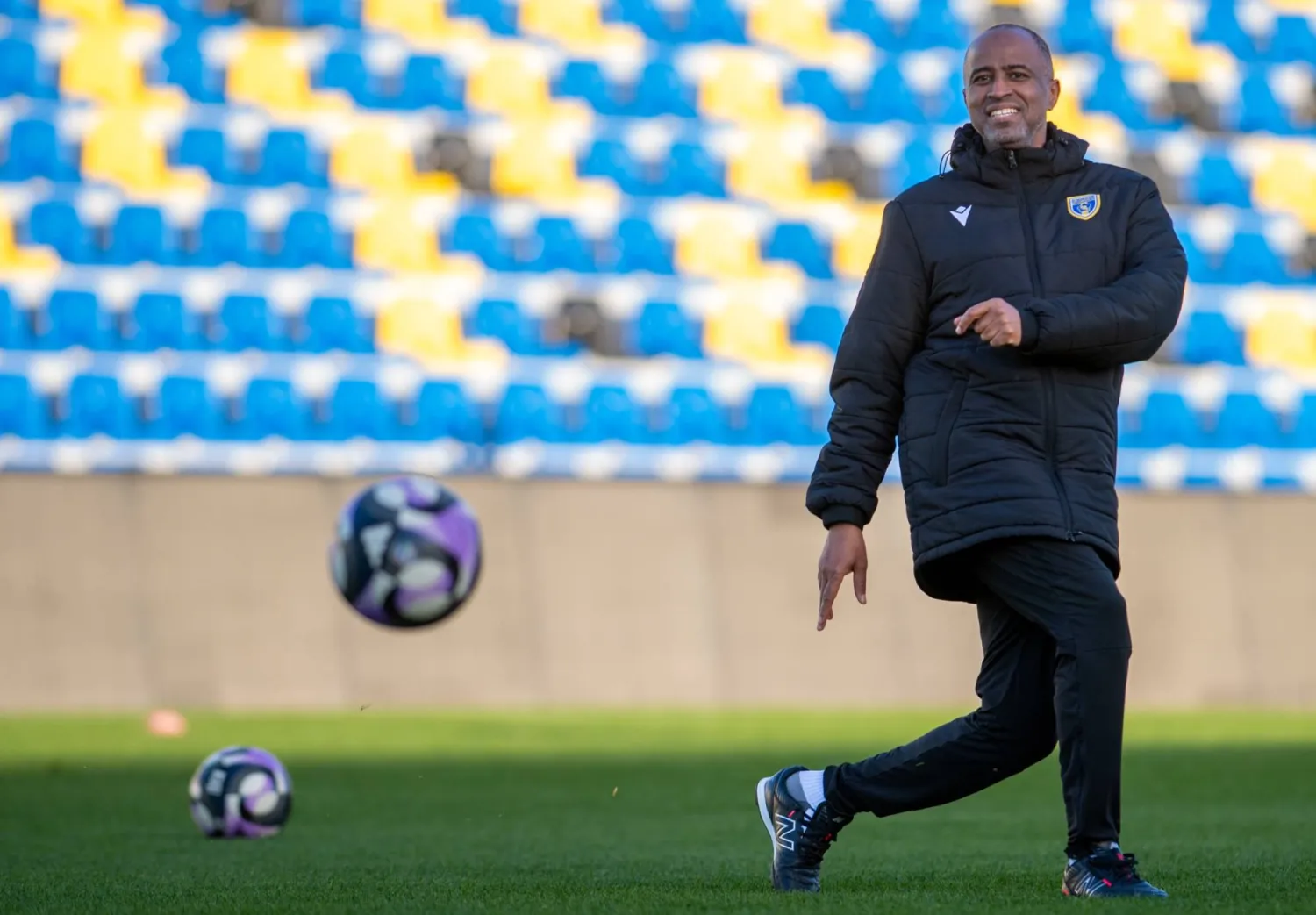 العبدلي يركل الكرة خلال إشرافه على تدريبات التعاون (نادي التعاون)