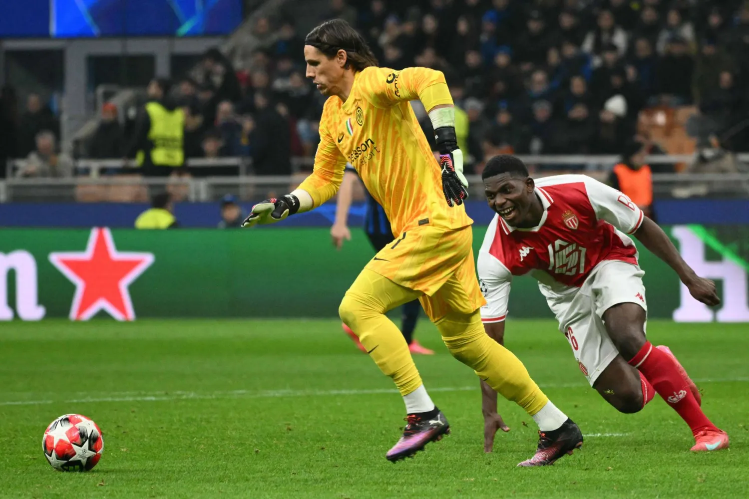 الحارس السويسري يان سومر سيغيب عن صفوف إنتر (أ.ف.ب)