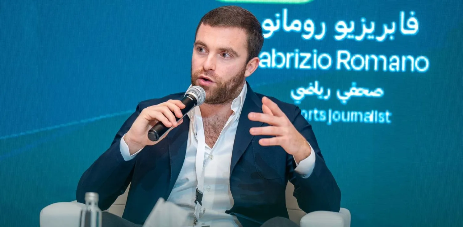 فابريزيو رومانو خلال حديثه في المنتدى (المنتدى السعودي للإعلام)