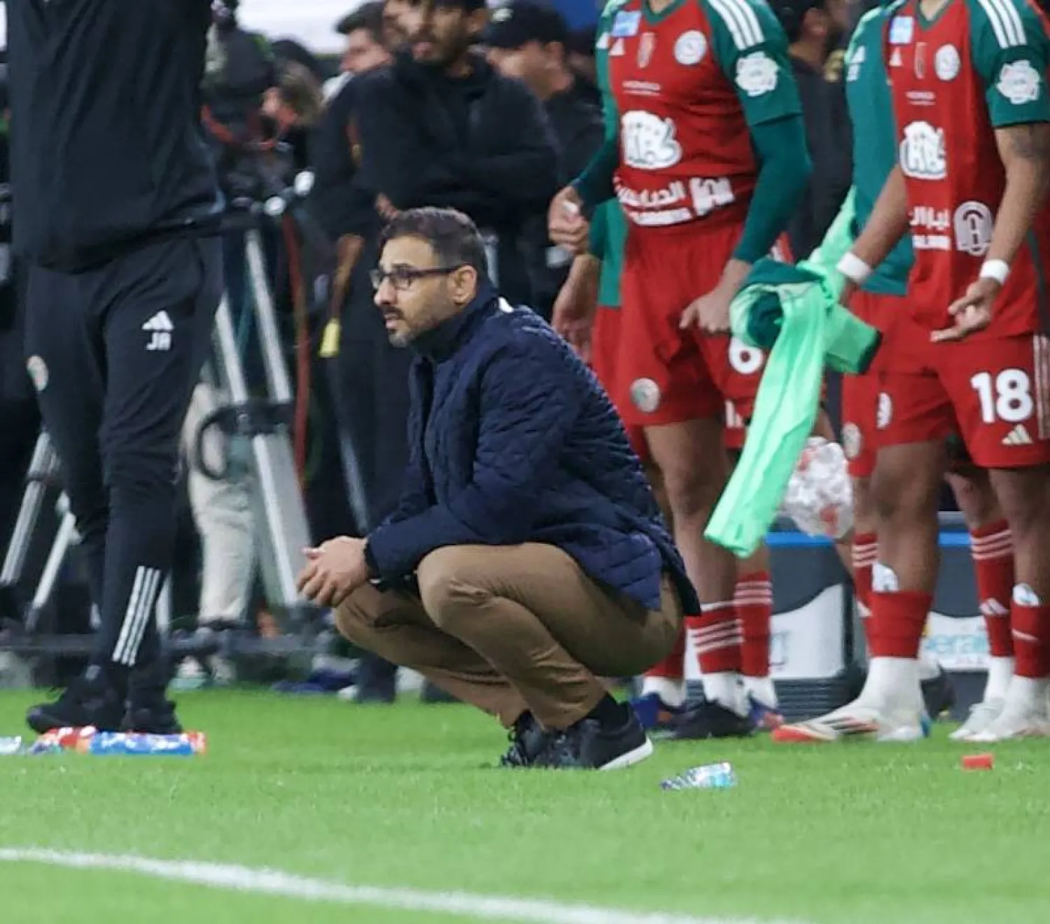 الشهري يراقب أداء لاعبيه خلال المباراة أمام النصر (تصوير: نايف العتيبي)