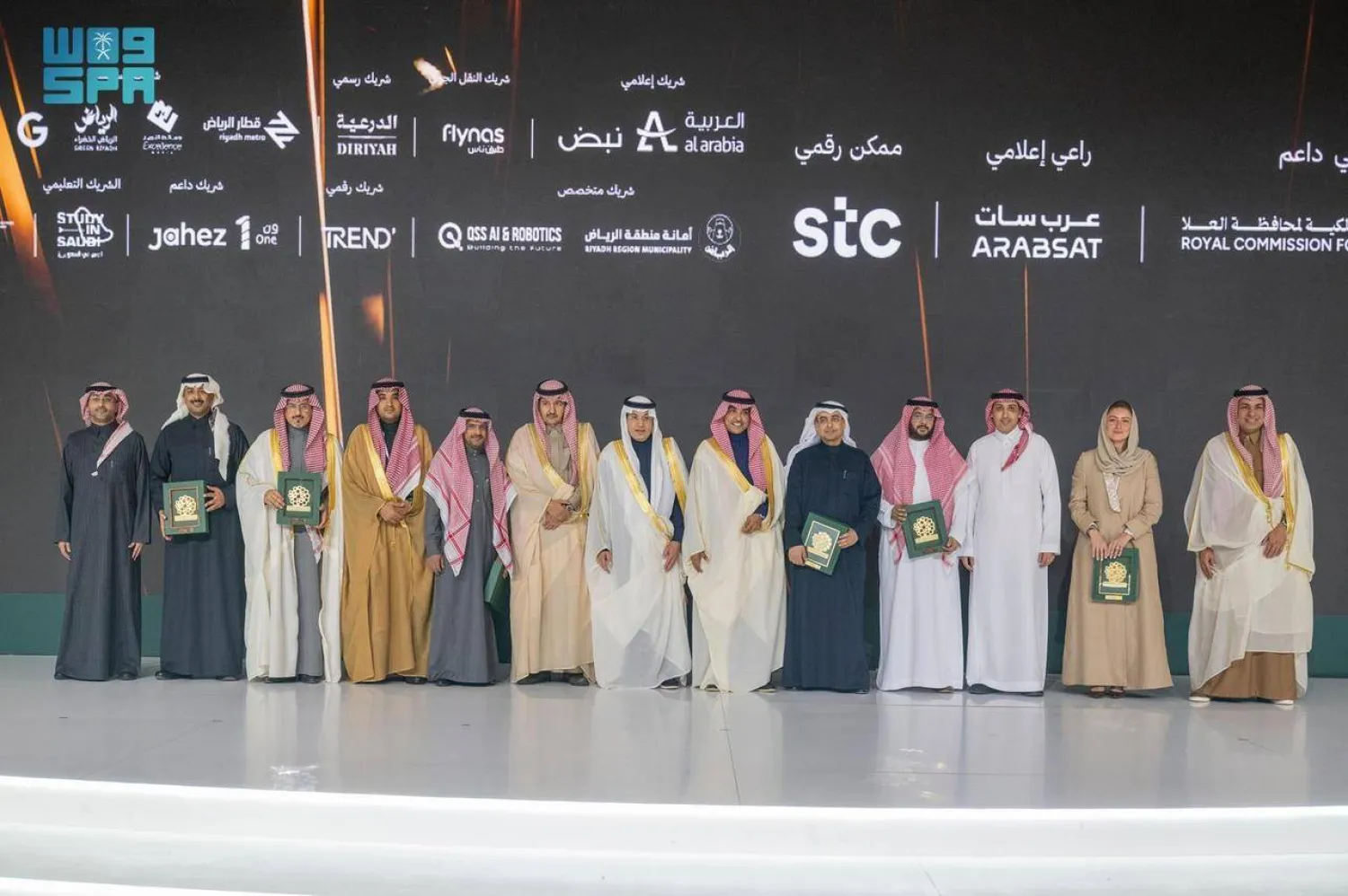 وزير الإعلام سلمان الدوسري مكرماً  الفائزين بجوائز المنتدى السعودي للإعلام (واس)