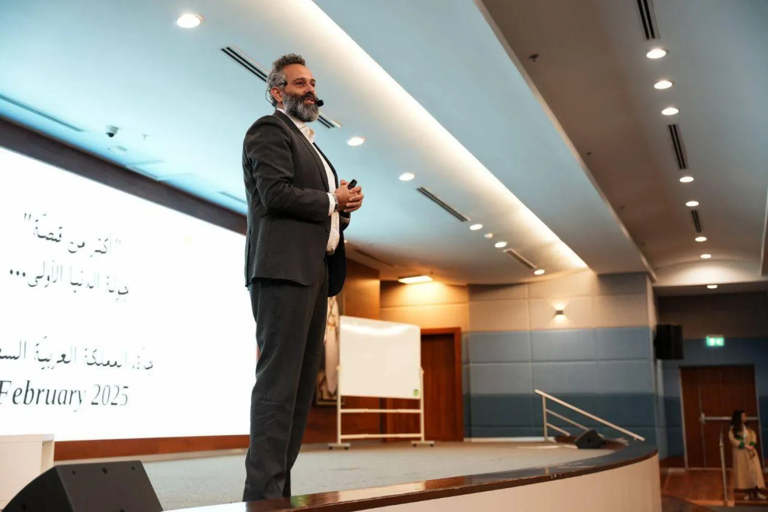 رحلة فكرية حول الثقة والتغيير يناقشها دكتور خالد غطاس على مسرح جامعة العلوم والتكنولوجيا بجدة (الشرق الأوسط)