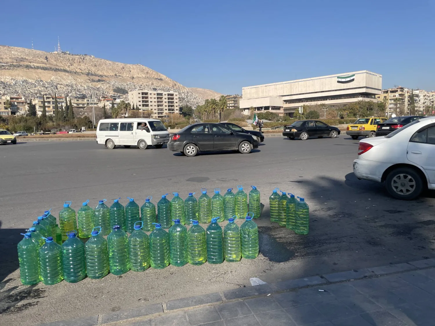 بيع المحروقات في شوارع دمشق (الشرق الأوسط)