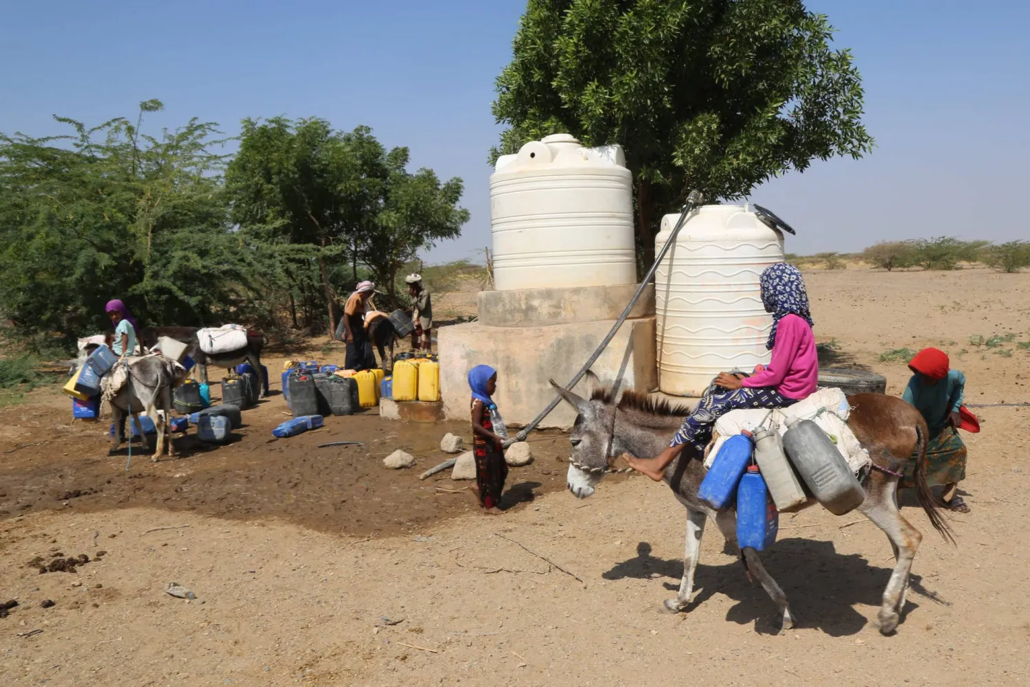 اليمنيون يعانون أزمات إنسانية متعددة بما فيها شح المياه الصالحة للشرب (أ.ف.ب)