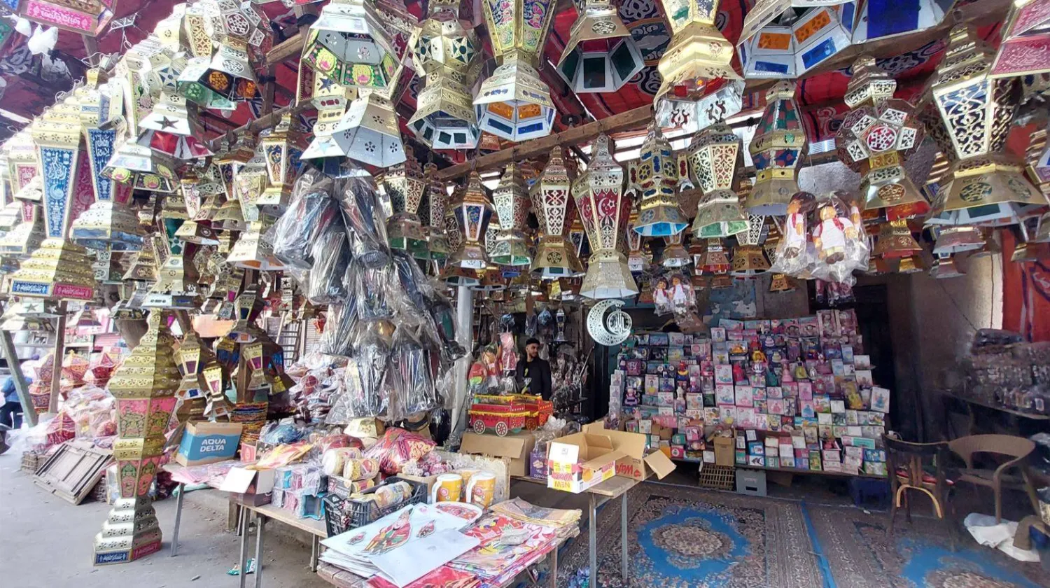 شوادر بيع فوانيس رمضان أبرز مظاهر استقبال الشهر في مصر (الشرق الأوسط)