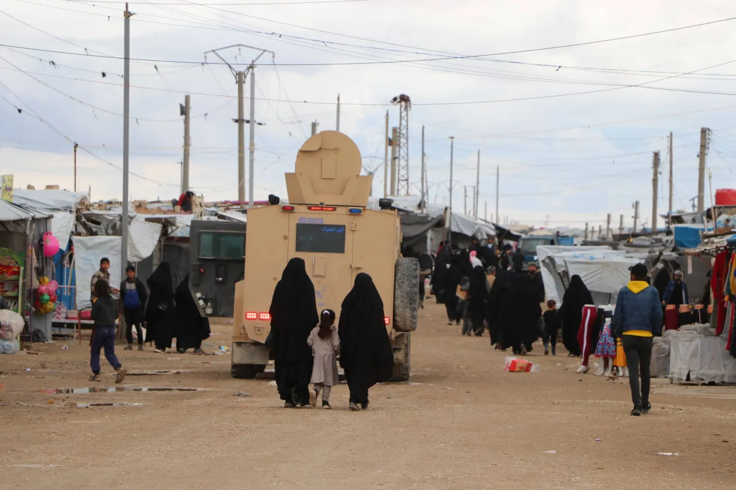 عربة لقوى الأمن الداخلي في «مخيم الهول» (الشرق الأوسط)