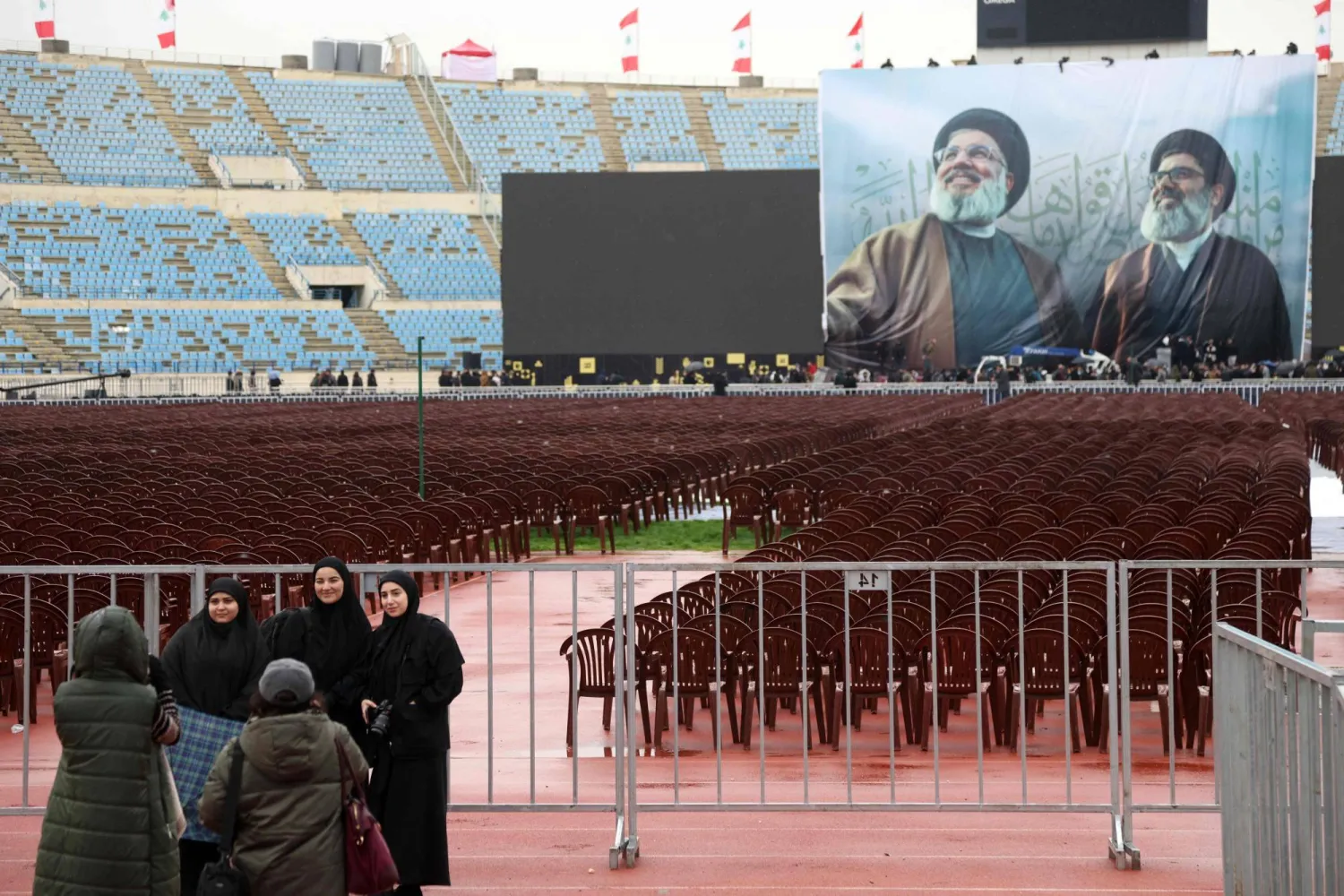 جانب من التحضيرات بالمدينة الرياضية في بيروت حيث ترفع صورة عملاقة لنصرالله وصفي الدين (أ.ف.ب)