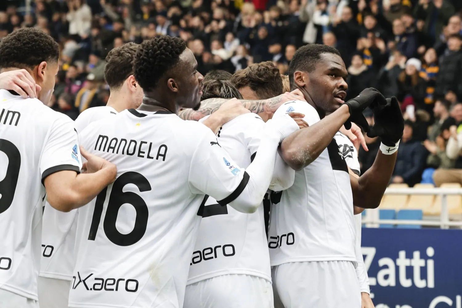 لاعبو بارما يحتفلون بالهدف الثاني (رويترز)