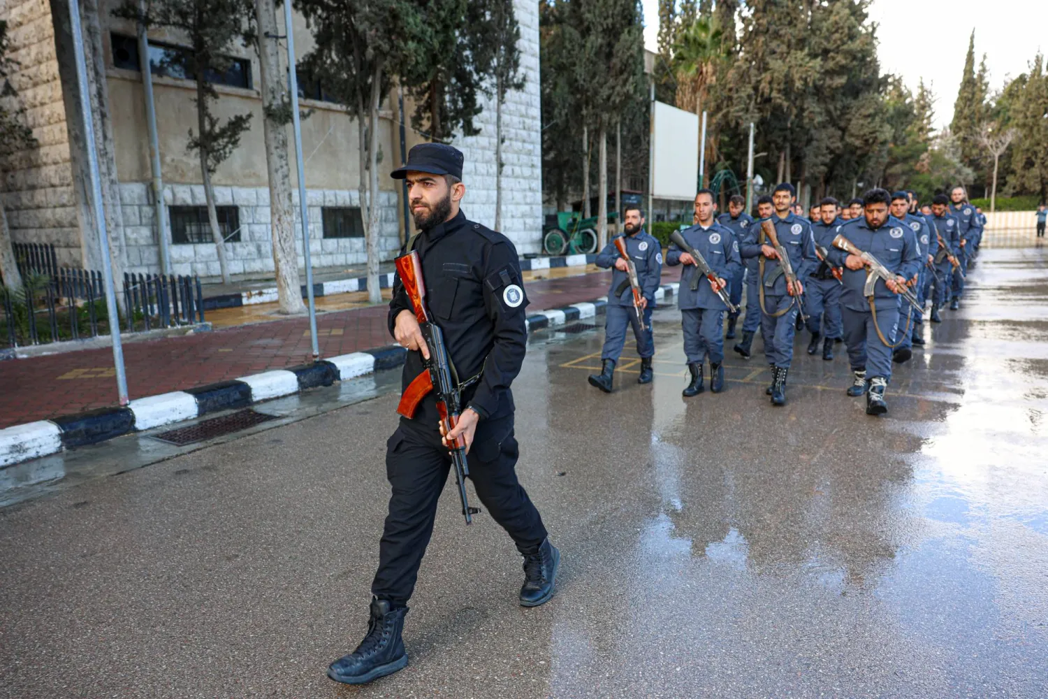 عناصر من الجيش السوري في دمشق (إ.ب.أ)