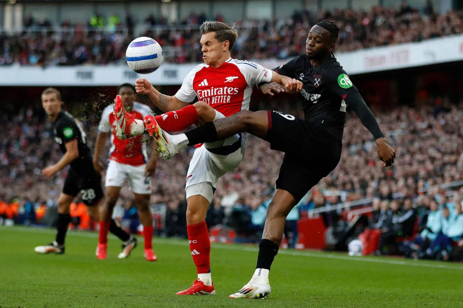 طموحات آرسنال تعرضت للطمة أمام وست هام (أ.ف.ب)