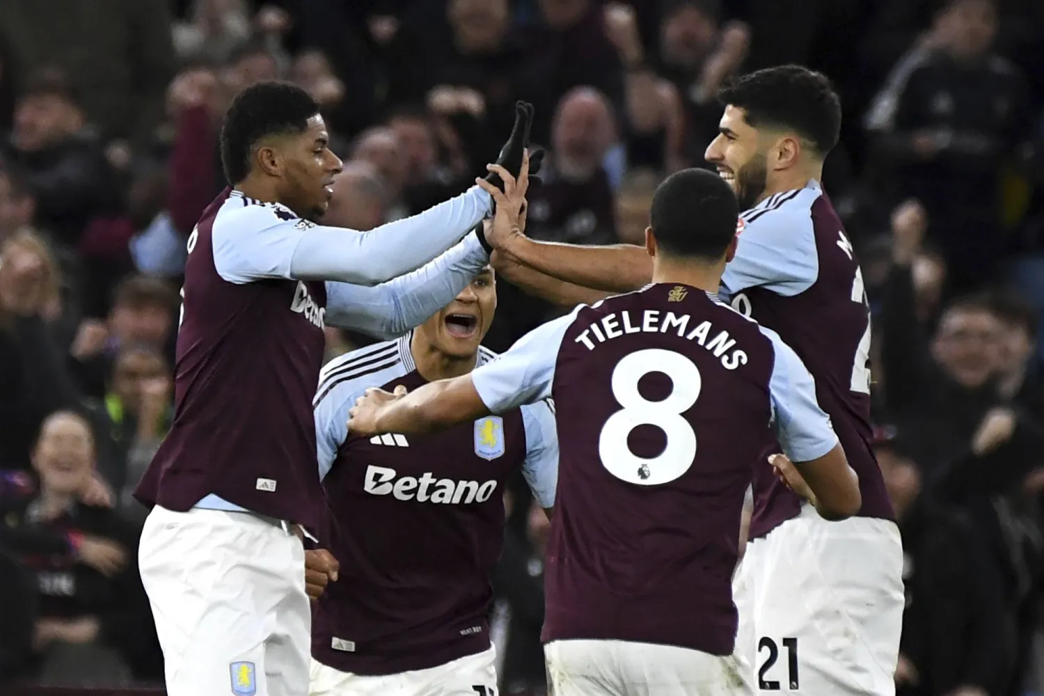 لاعبو أستون فيلا يحتفلون بهدف الفوز (أ.ب)