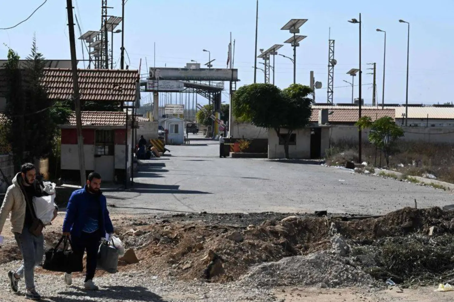 حفرة ناجمة عن ضربة إسرائيلية لمعبر جوسية الحدودي بين سوريا ولبنان 28 أكتوبر (أ.ف.ب)