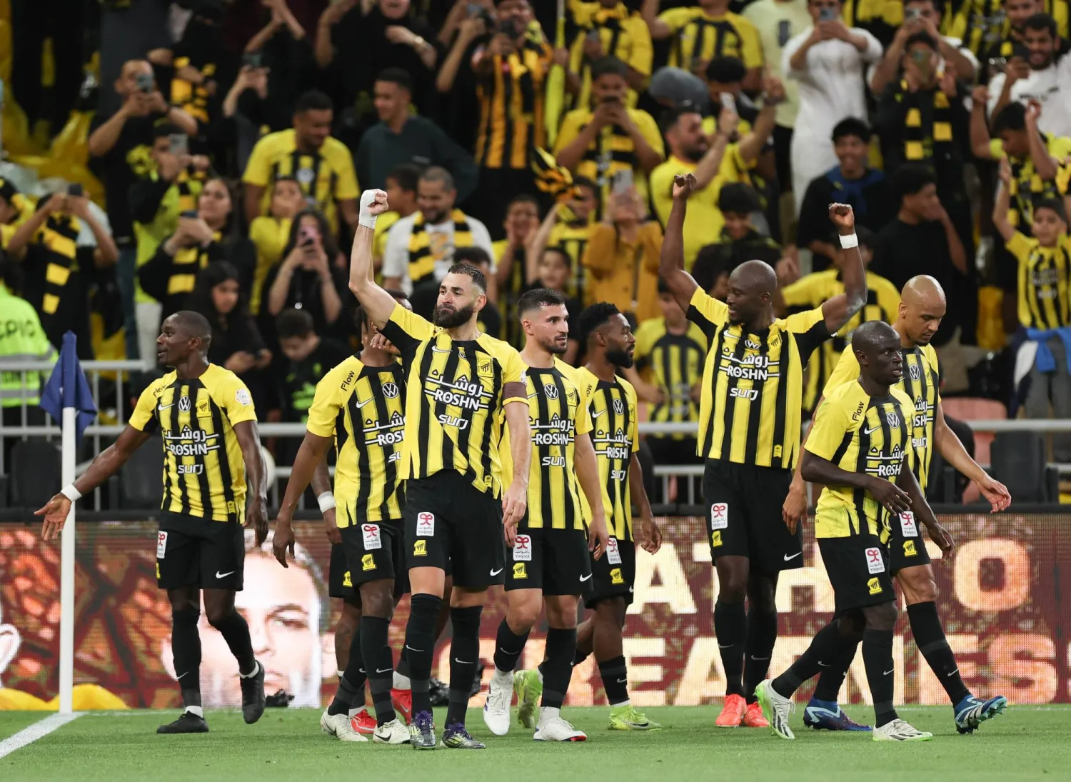 فرحة اتحادية بعد الفوز بالمباراة (تصوير: عدنان مهدلي)