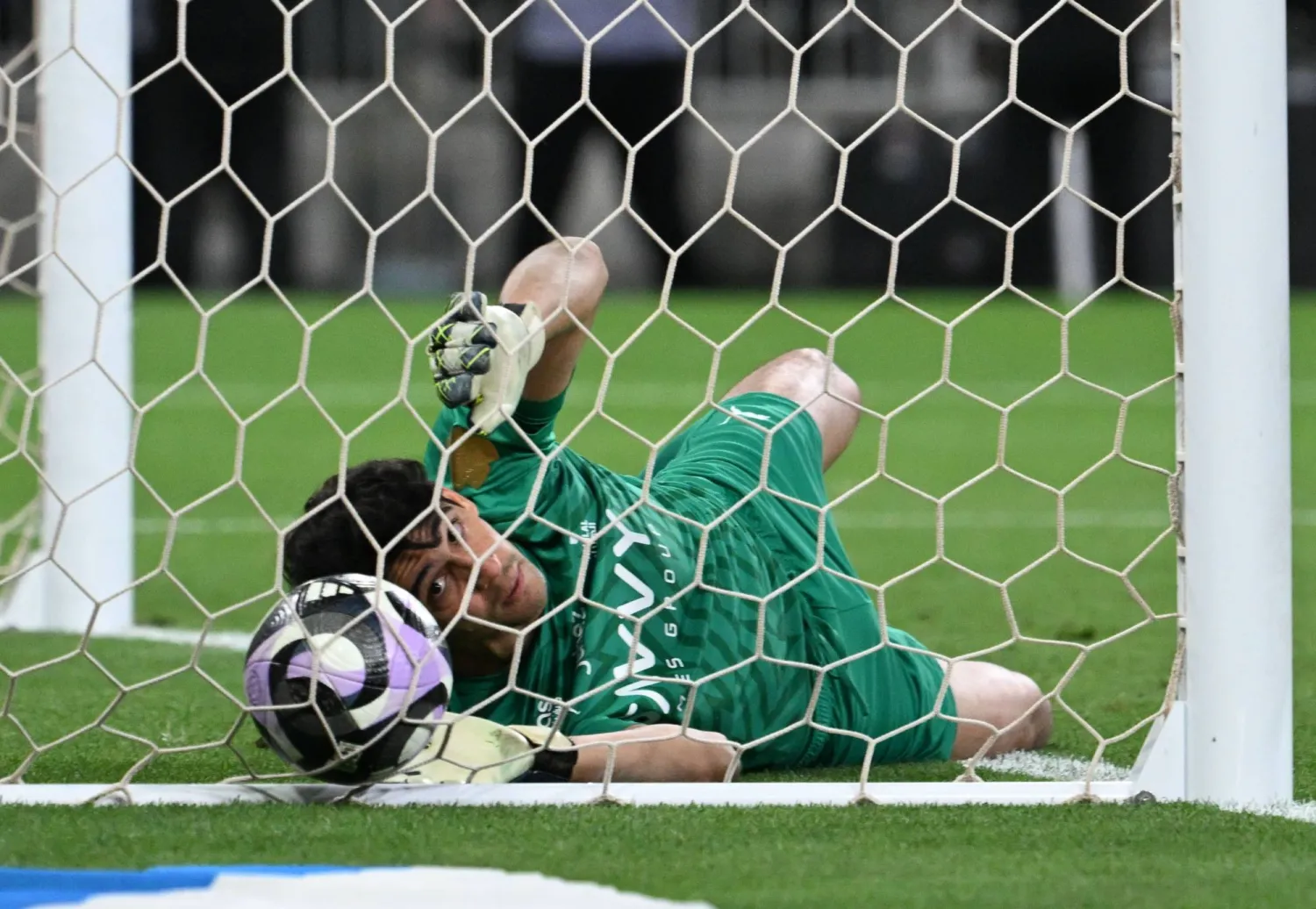 بونو حارس الهلال يراقب الكرة وهي تعانق مرماه (تصوير: علي خمج)