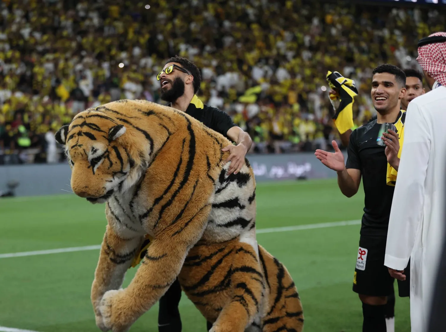 العبود لاعب الاتحاد يحتفل بدمية النمر أمام المدرجات (تصوير: عدنان مهدلي)