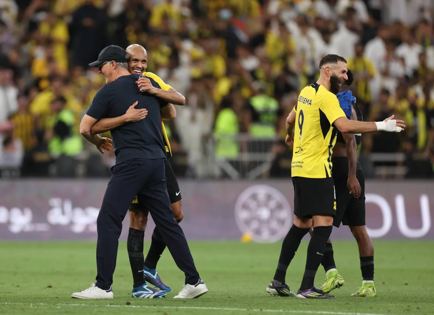 بلان يهنئ فابينهو عقب نهاية المباراة (تصوير: عدنان مهدلي)
