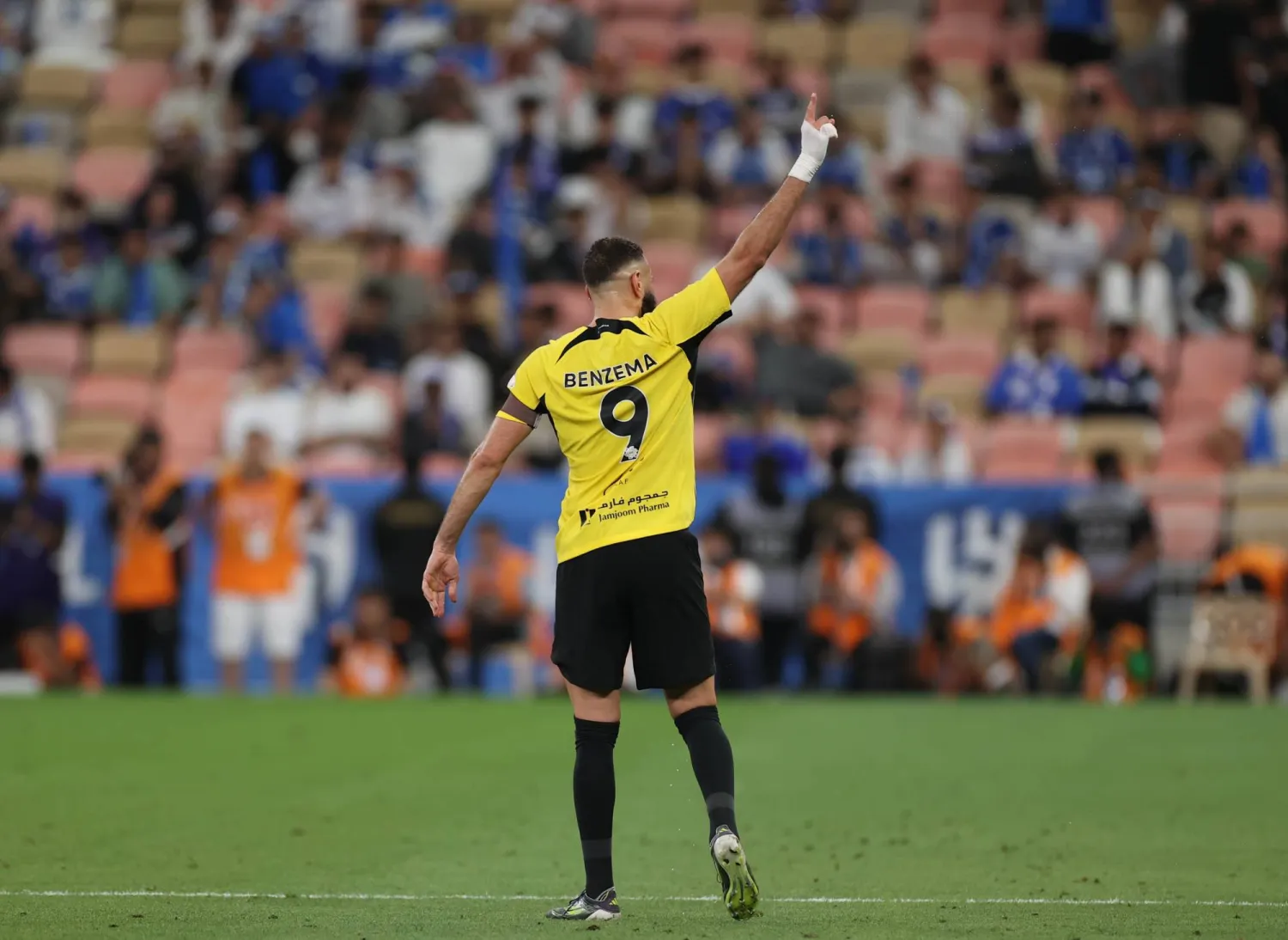 بنزيمة محتفلاً عقب الفوز على الهلال (تصوير: عدنان مهدلي)