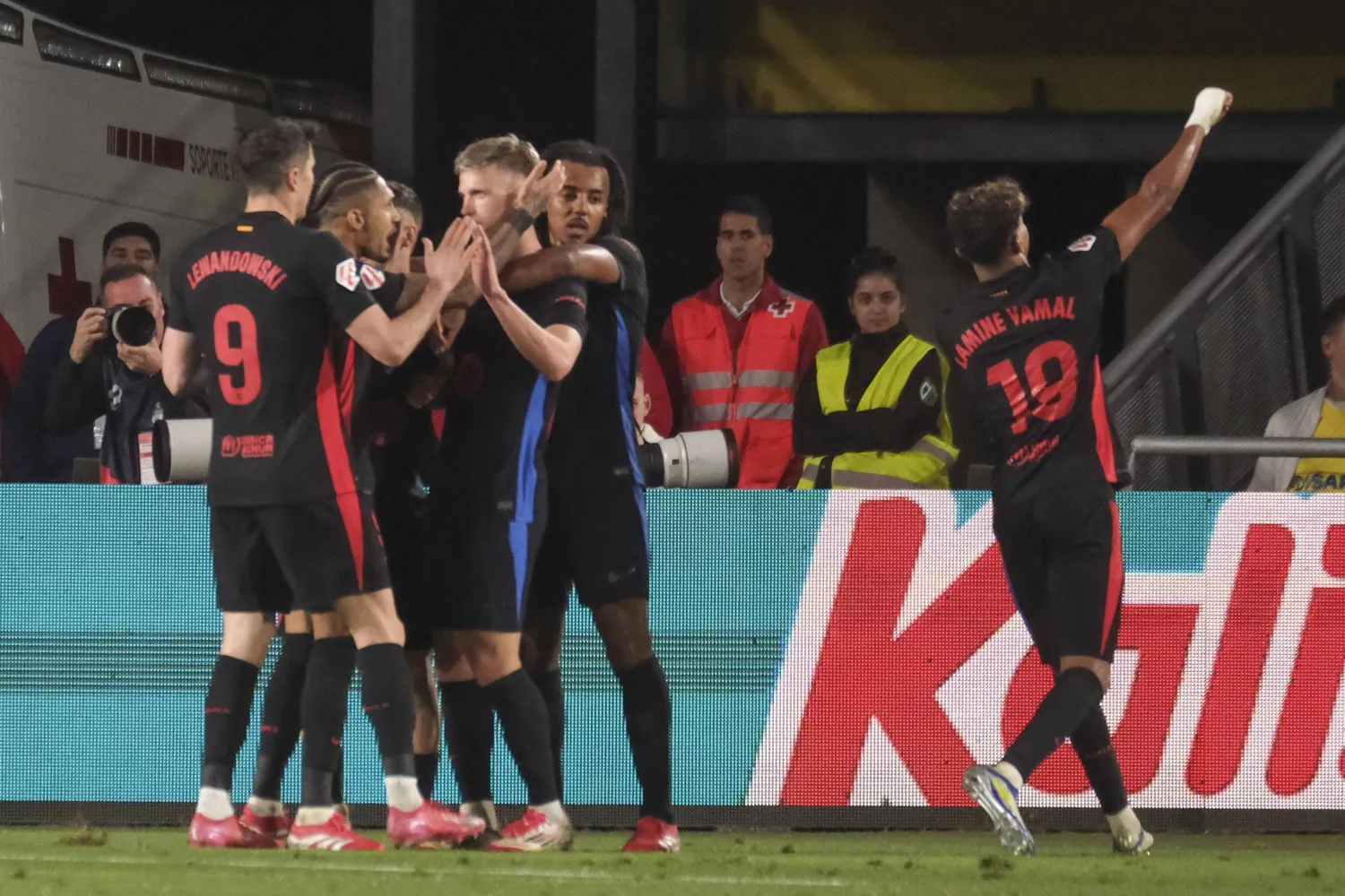 أولمو يحتفل مع زملائه بعد الهدف في لاس بالماس (إ.ب.أ)