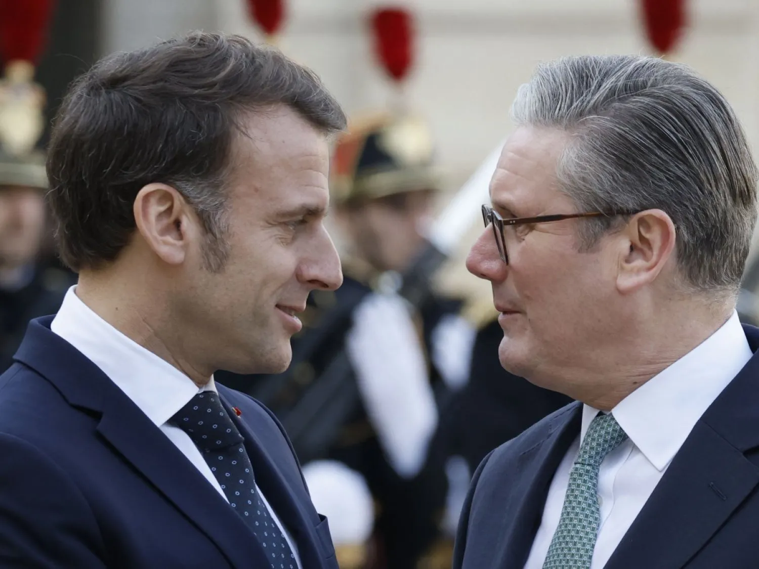 الرئيس الفرنسي إيمانويل ماكرون ورئيس الوزراء البريطاني كير ستارمر قبل قمة غير رسمية للقادة الأوروبيين لمناقشة الوضع في أوكرانيا (أ.ف.ب)