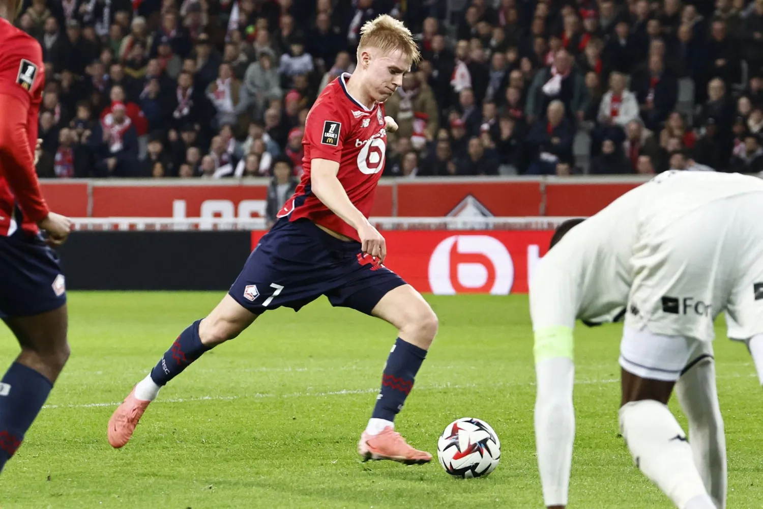 Lille's Icelandic midfielder #07 Hakon Haraldsson (C) shoots to score a goal during the French L1 football match between Lille LOSC and AS Monaco at the Stade Pierre-Mauroy in Villeneuve-d'Ascq, northern France, on February 22, 2025. (Photo by DENIS CHARLET / AFP)