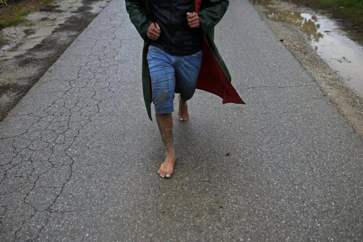 هناك فوائد صحية جمّة وغير متوقعة للمشي على قدمين حافيتين (رويترز)