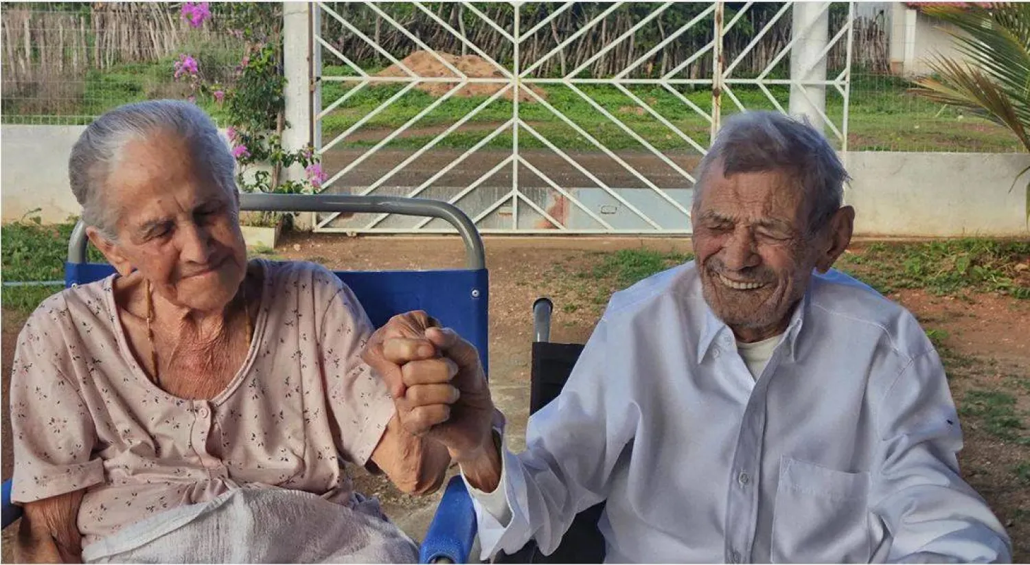 ماريا دي سوزا دينو (101 عام) ومانويل أنجيليم دينو (105 أعوام) معاً منذ 84 عاماً محطمين بذلك الرقم القياسي العالمي السابق في موسوعة «غينيس»... (وسائل إعلام محلية)
