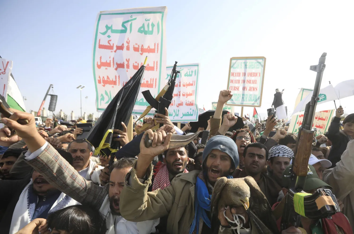 الحوثيون يختصون عناصرهم بالأموال والرواتب ويحرمون ملايين اليمنيين (إ.ب.أ)