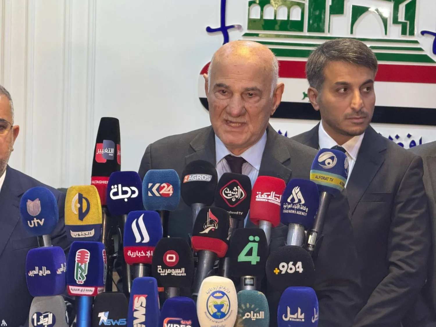 وزير الموارد المائية عون ذياب خلال المؤتمر الصحافي الأحد (وكالة الأنباء العراقية)