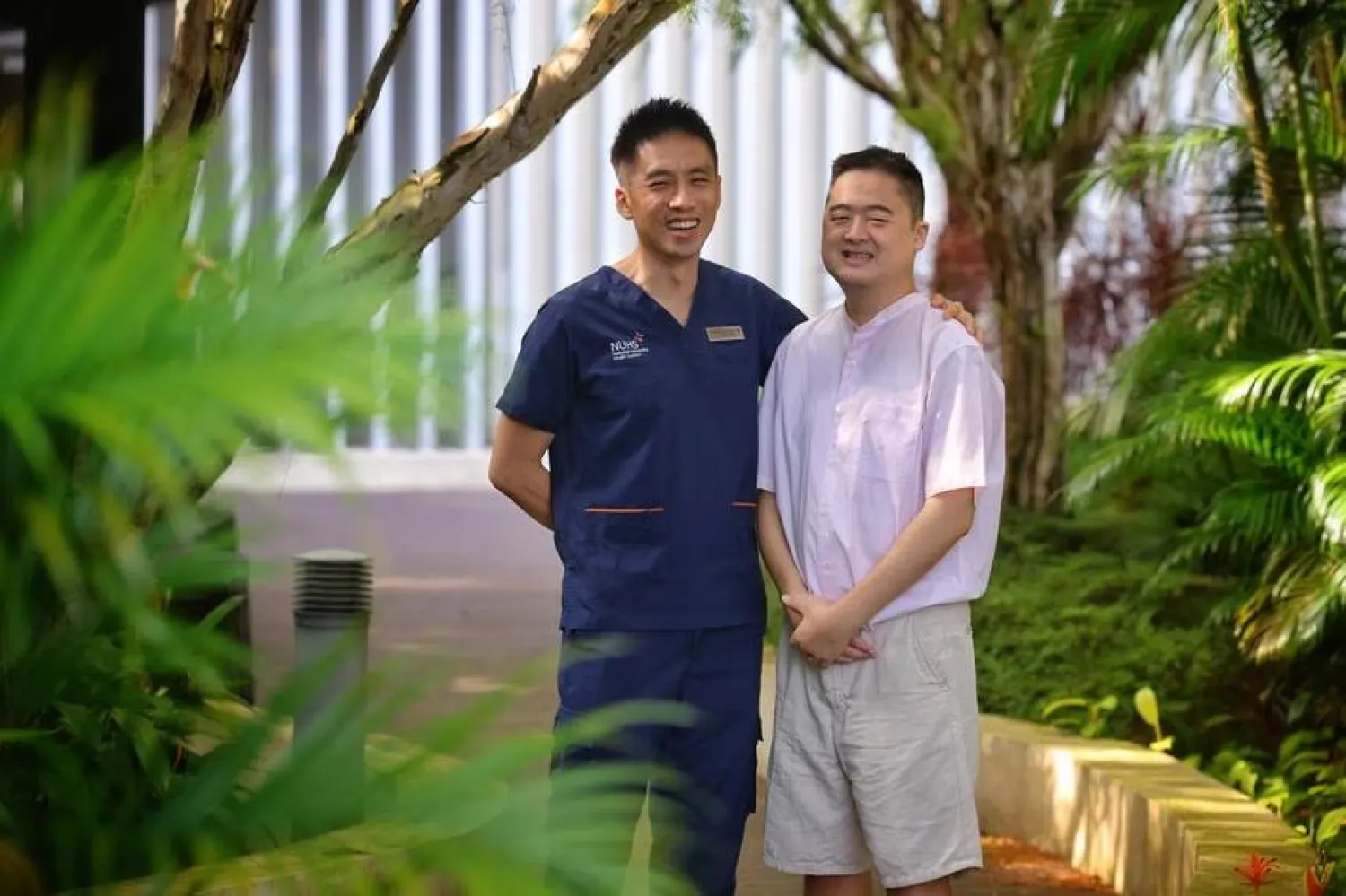 جيريمي تشيونغ (يمين) مع الدكتور موك شاو فنغ (صحيفة ستريتس تايمز)