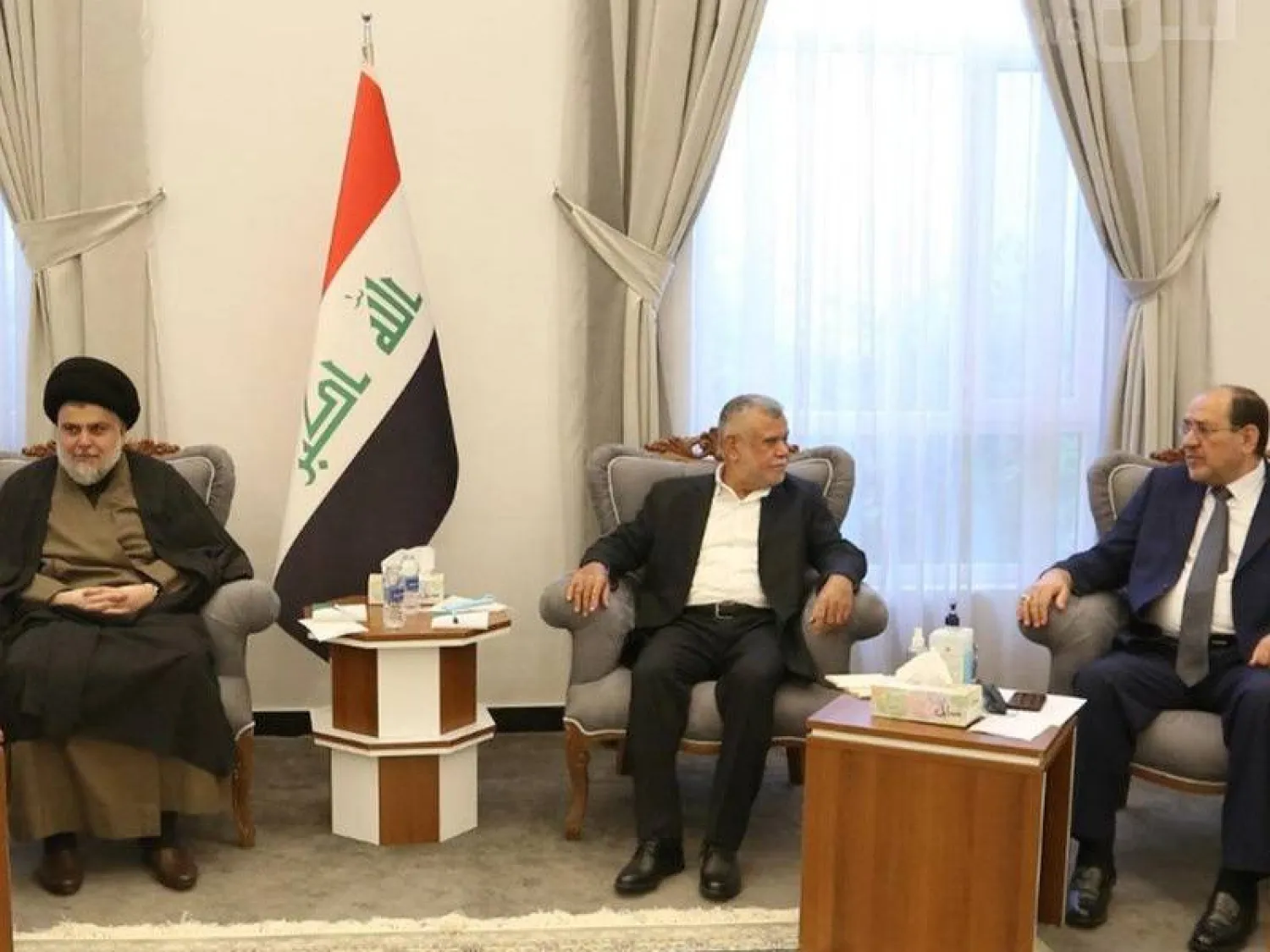 تجنب الصدر مصافحة المالكي خلال آخر لقاء جمعهما في منزل هادي العامري يناير 2022 (إكس)