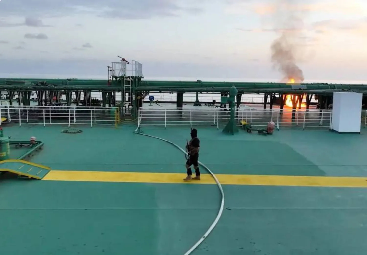 عناصر حوثيون اقتحموا الناقلة اليونانية «سونيون» وفخخوا سطحها قبل تفجيره (إ.ب.أ)