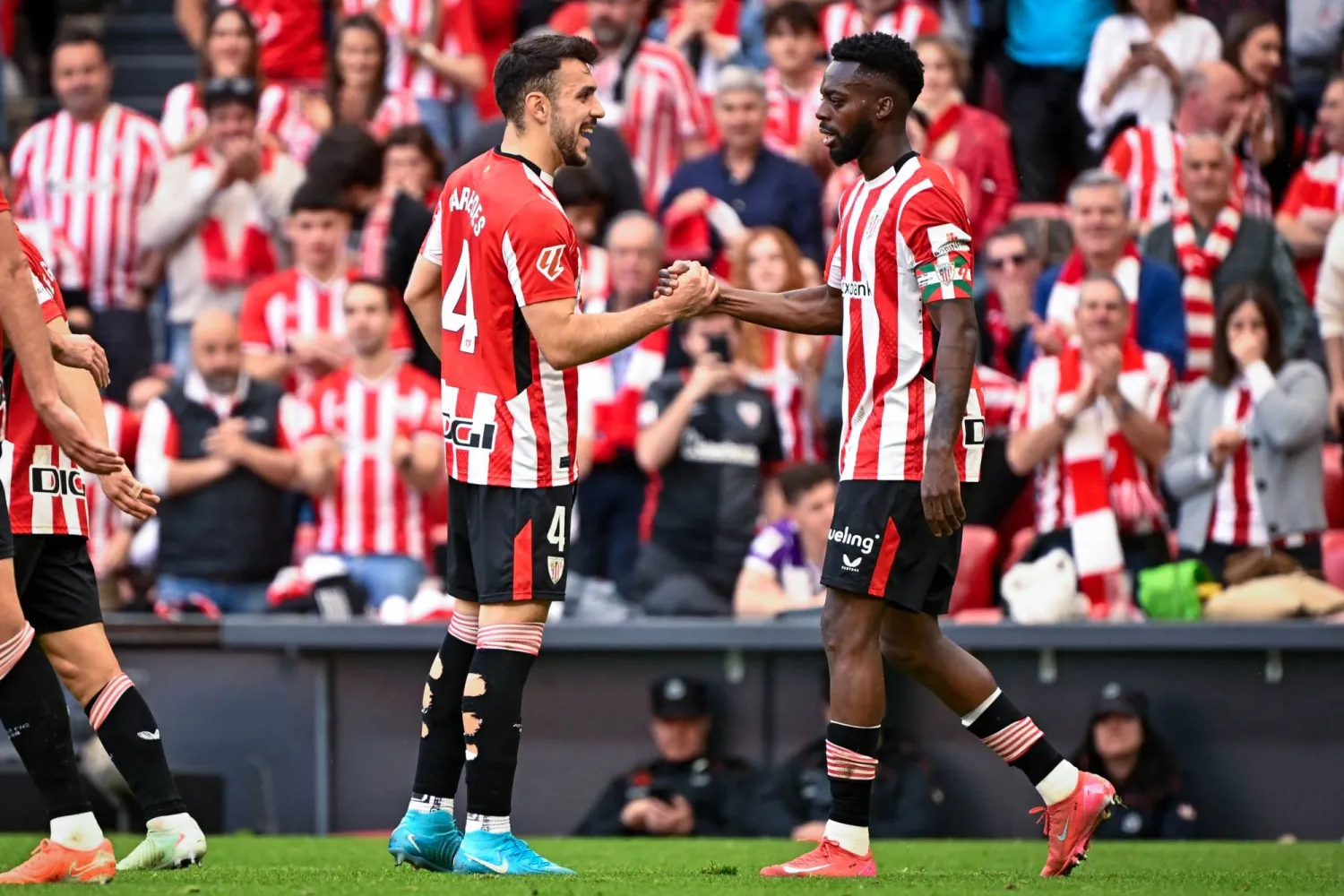 احتفالية لاعبي بلباو بالسباعية في مرمى بلد الوليد (أ.ف.ب)