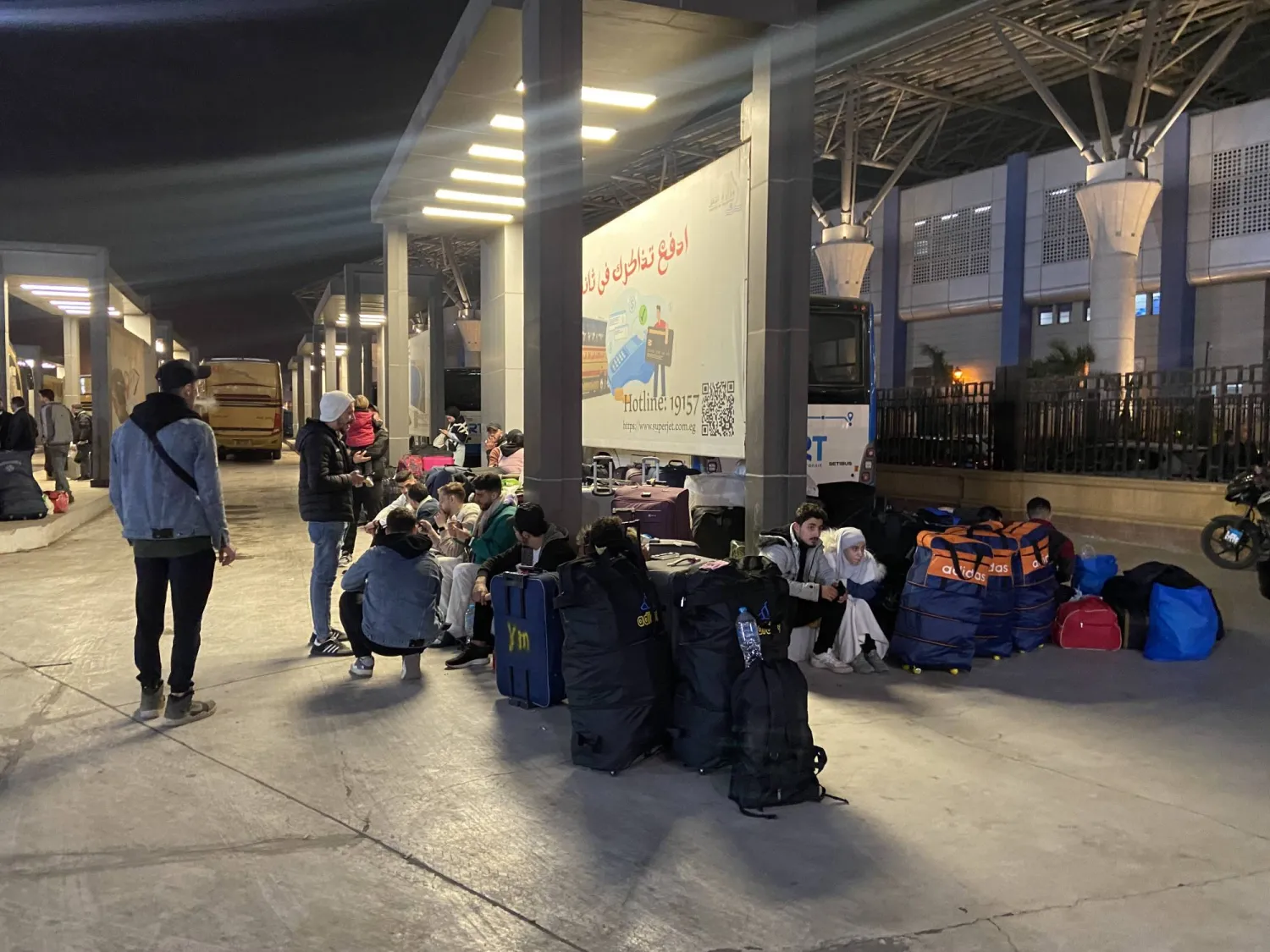 أسر سورية عائدة لبلادها من مصر (الشرق الأوسط)