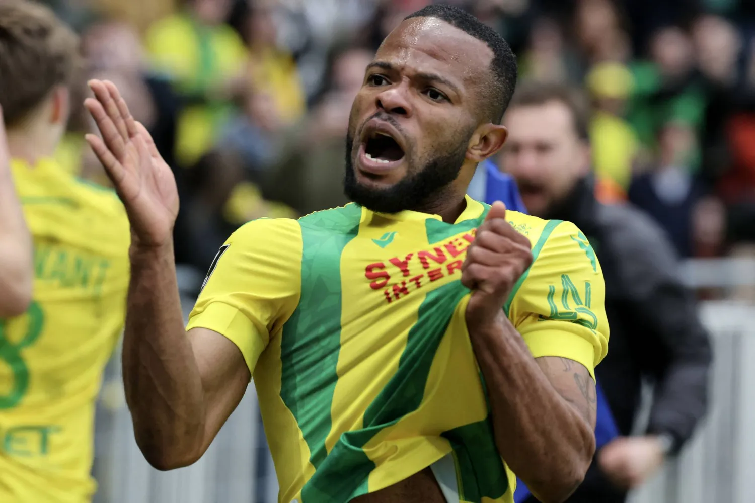 ميتشاك إيليا يحتفل بهدفه الثالث في مرمى لانس (أ.ف.ب)