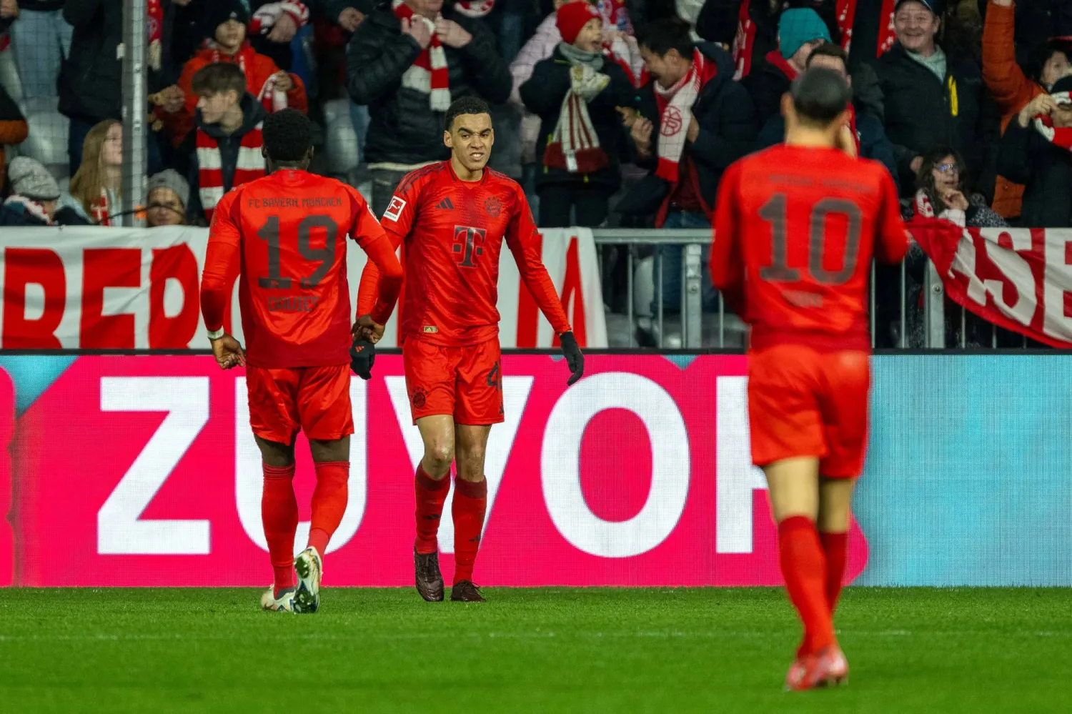 احتفالية لاعبي بايرن ميونيخ بالرباعية في فرنكفورت (إ.ب.أ)