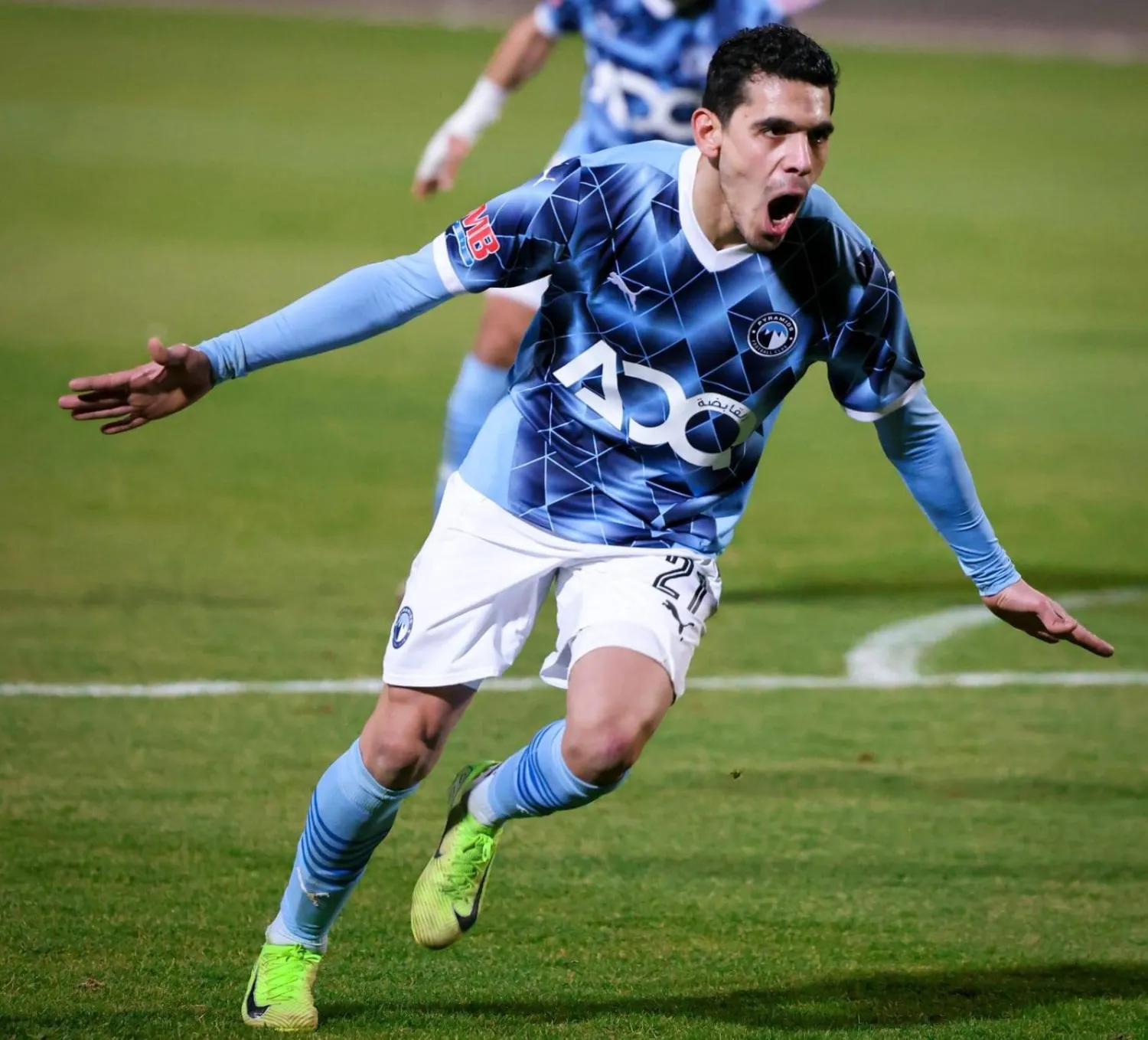 محمد حمدي يحتفل بهدفه القاتل في مرمى طلائع الجيش (نادي بيراميدز)