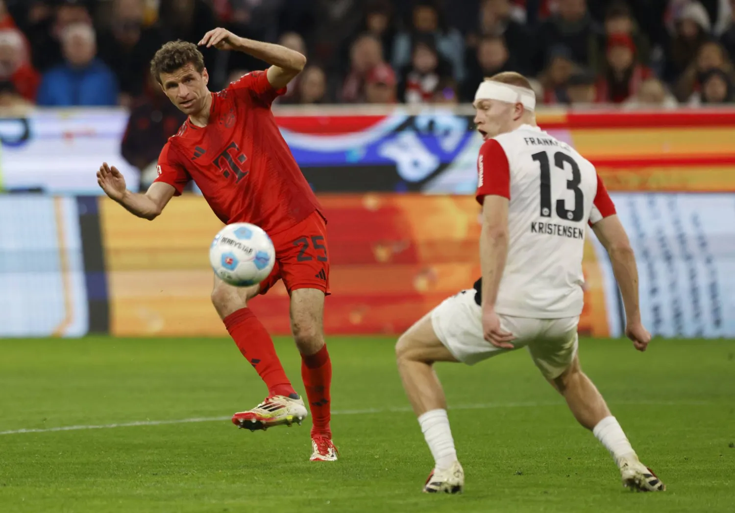 توماس مولر (يسار) مهاجم فريق بايرن ميونيخ الألماني (رويترز)