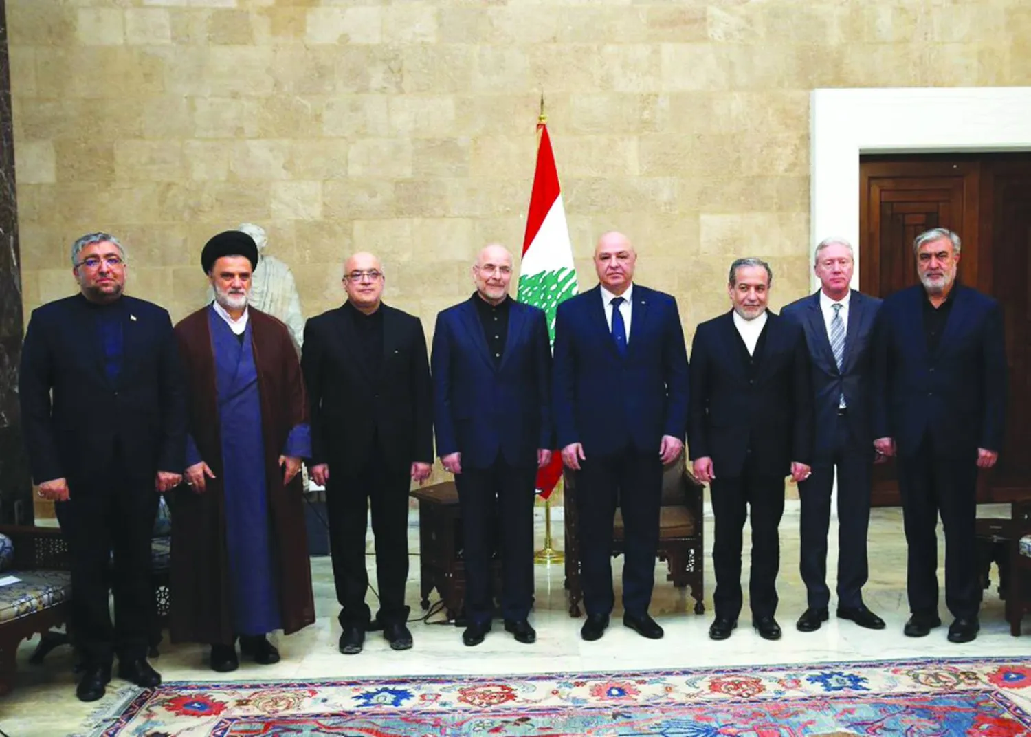 الرئيس اللبناني جوزيف عون يتوسط الوفد الإيراني (الرئاسة اللبنانية)